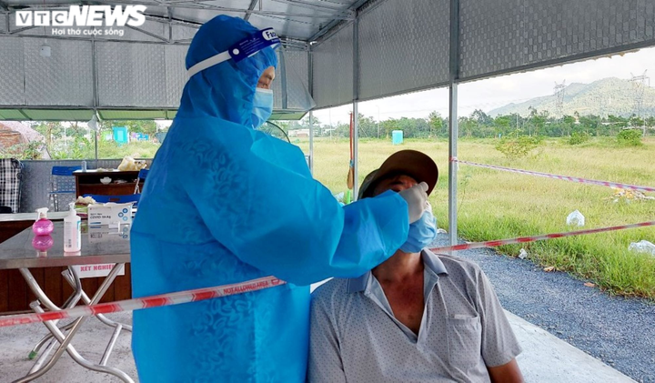 Đang cách ly vẫn đi nhậu, người đàn ông ở Đà Nẵng dương tính SARS-CoV-2 - 1