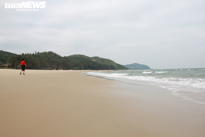 Ảnh: Kinh hãi rác thải đại dương bủa vây những bãi tắm nổi tiếng ở Quảng Ninh - 23