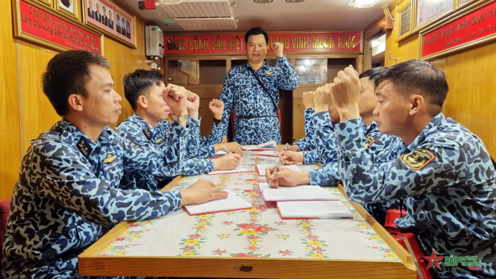 Ảnh: Chi bộ trong lòng đại dương - 4