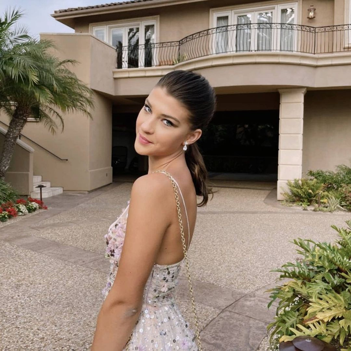 Vẻ đẹp gợi cảm của con gái út Bill Gates - 14