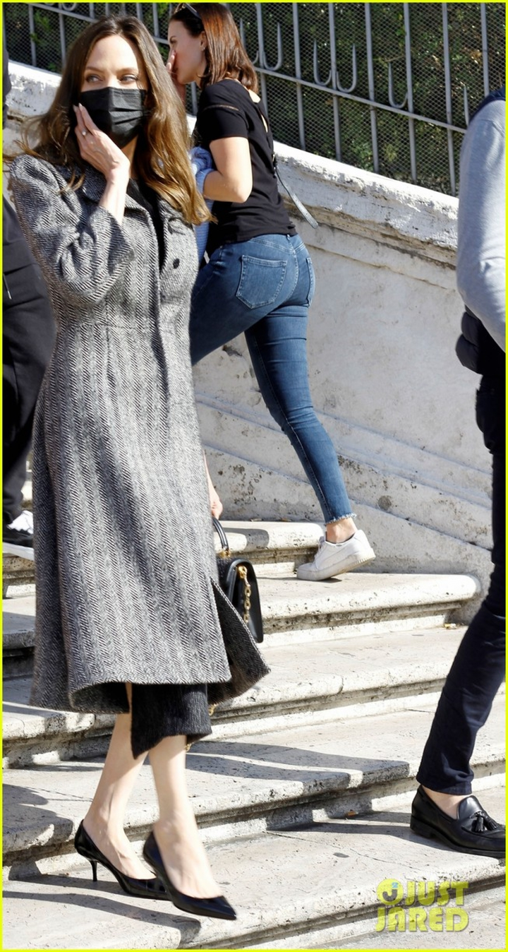 Bàn tay gân guốc và vẻ gầy guộc của Angelina Jolie khiến fan lo lắng - 3