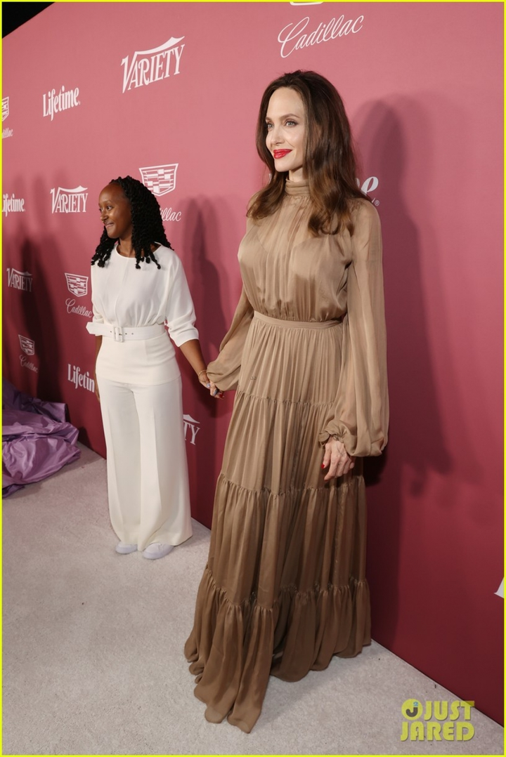 Bàn tay gân guốc và vẻ gầy guộc của Angelina Jolie khiến fan lo lắng - 8