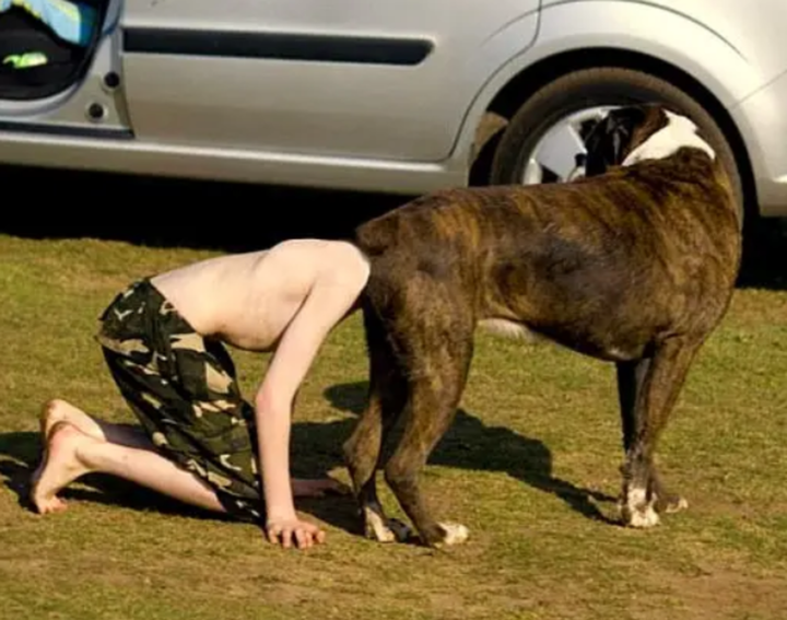 Những góc chụp vô tình khớp đến hoàn hảo tạo thành 'siêu phẩm gây cười' - 6