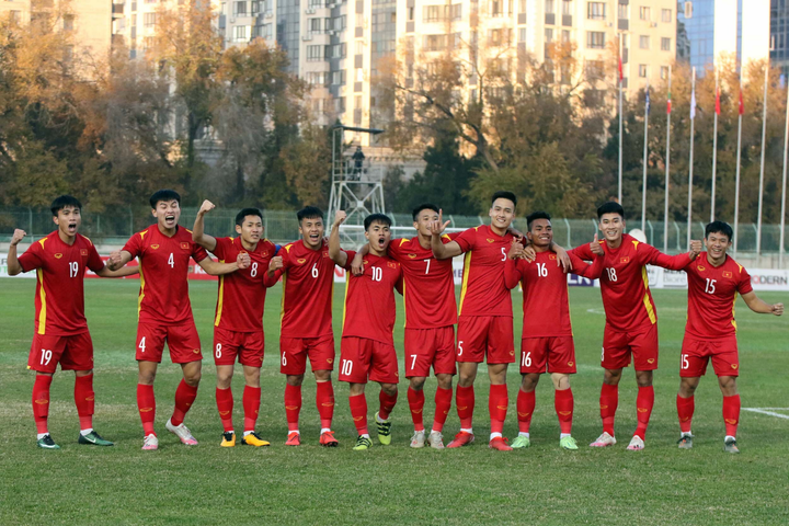 Quên bài học VAR, cầu thủ U23 Việt Nam vẫn mải mê 'đấu võ' trên sân - 1