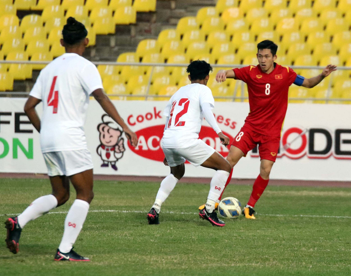 Quên bài học VAR, cầu thủ U23 Việt Nam vẫn mải mê 'đấu võ' trên sân - 2