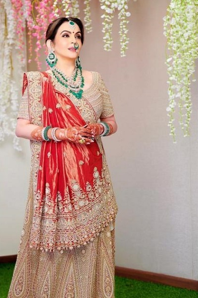 'Soi' những món đồ hàng hiệu siêu xa xỉ của vợ người giàu nhất Ấn Độ - 4