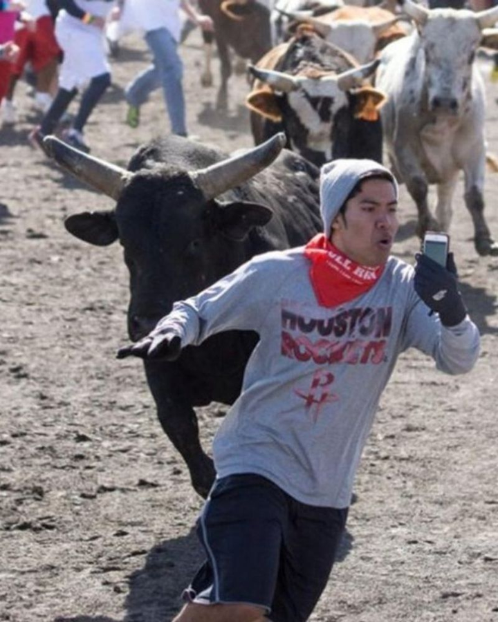 Muôn kiểu 'sự cố' vô tình lọt vào ống kính selfie, từ hài hước đến thót tim - 8