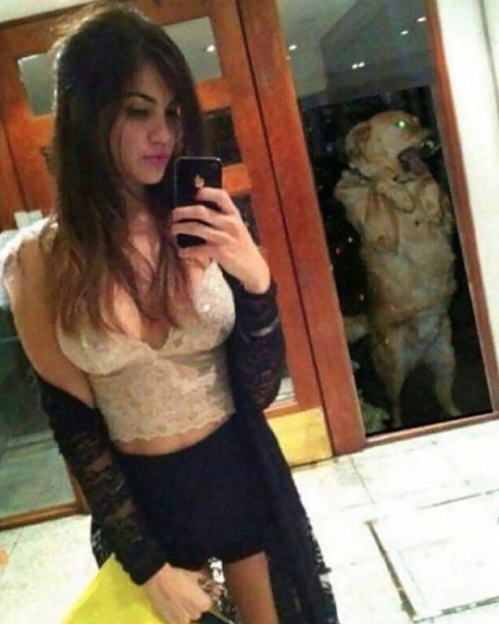 Muôn kiểu 'sự cố' vô tình lọt vào ống kính selfie, từ hài hước đến thót tim - 3