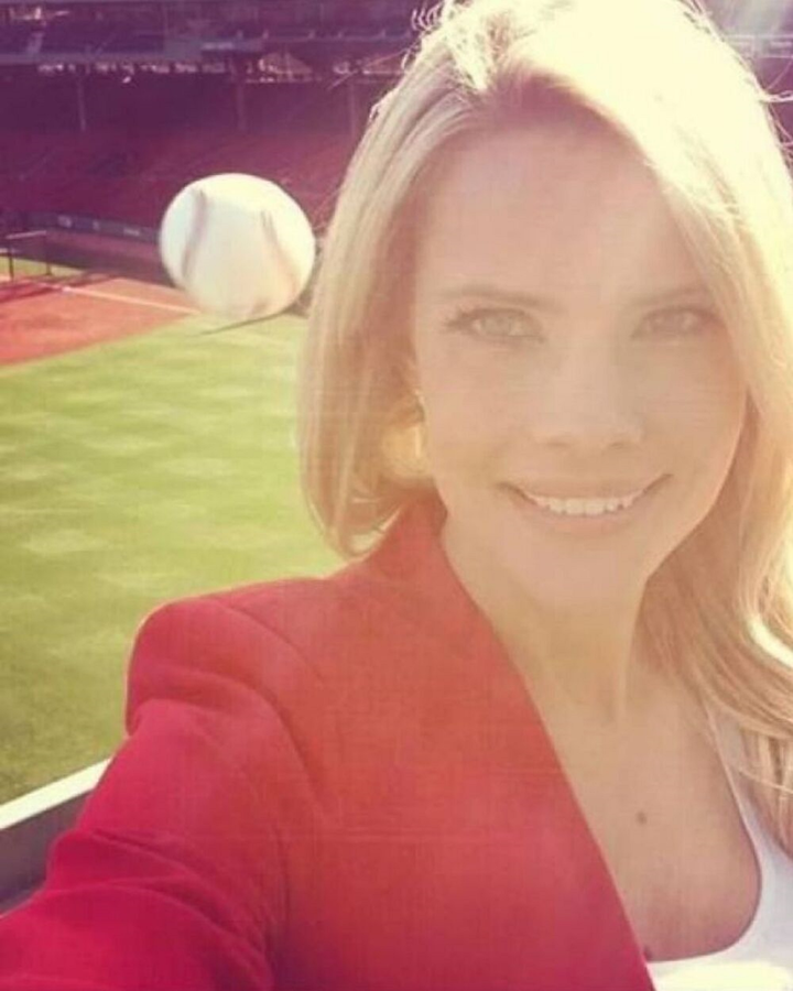 Muôn kiểu 'sự cố' vô tình lọt vào ống kính selfie, từ hài hước đến thót tim - 1