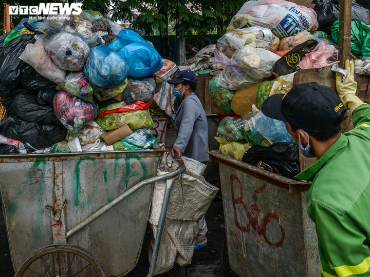 Ảnh: Rác thải chắn trước nhà chờ xe bus, bốc mùi hôi thối, ám ảnh người Hà Nội - 5