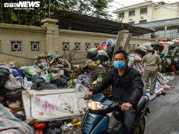 Ảnh: Rác thải chắn trước nhà chờ xe bus, bốc mùi hôi thối, ám ảnh người Hà Nội - 14