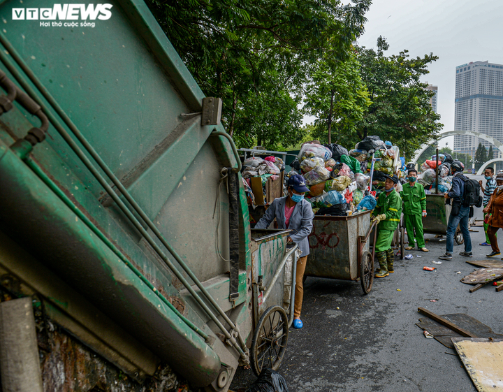 Ảnh: Rác thải chắn trước nhà chờ xe bus, bốc mùi hôi thối, ám ảnh người Hà Nội - 11
