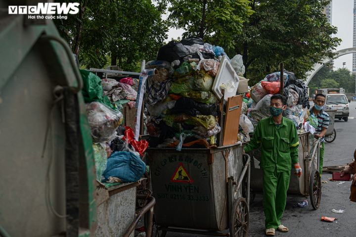 Ảnh: Rác thải chắn trước nhà chờ xe bus, bốc mùi hôi thối, ám ảnh người Hà Nội - 13