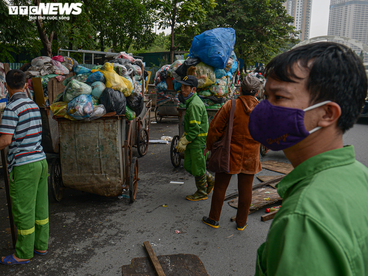 Ảnh: Rác thải chắn trước nhà chờ xe bus, bốc mùi hôi thối, ám ảnh người Hà Nội - 12