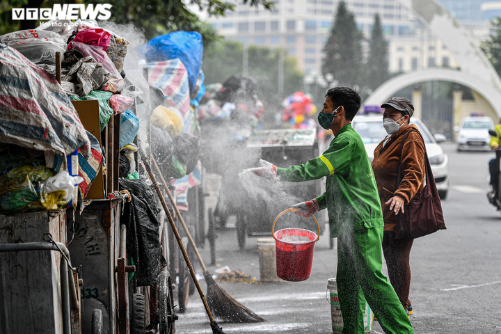 Ảnh: Rác thải chắn trước nhà chờ xe bus, bốc mùi hôi thối, ám ảnh người Hà Nội - 10