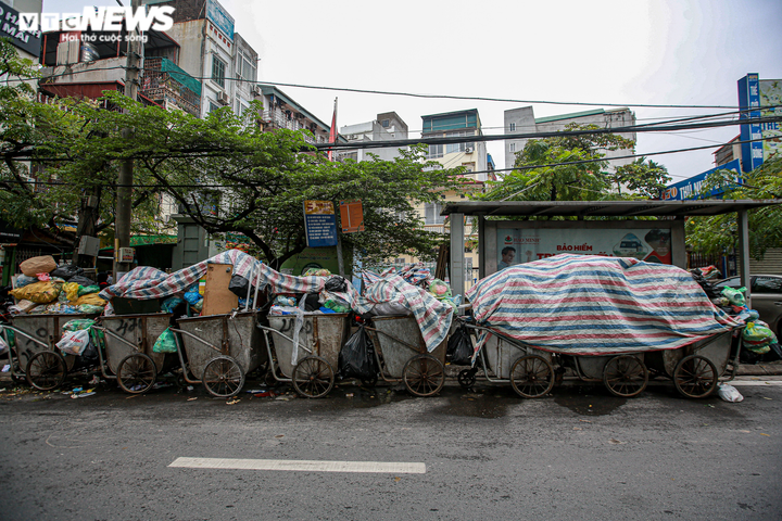 Ảnh: Rác thải chắn trước nhà chờ xe bus, bốc mùi hôi thối, ám ảnh người Hà Nội - 9