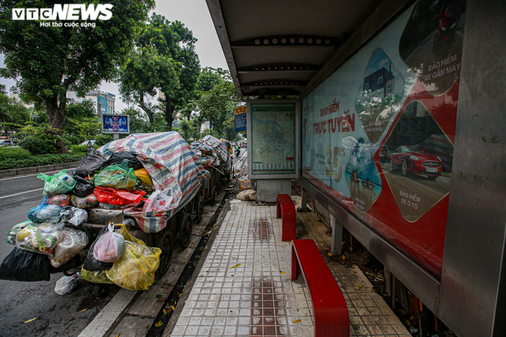 Ảnh: Rác thải chắn trước nhà chờ xe bus, bốc mùi hôi thối, ám ảnh người Hà Nội - 8