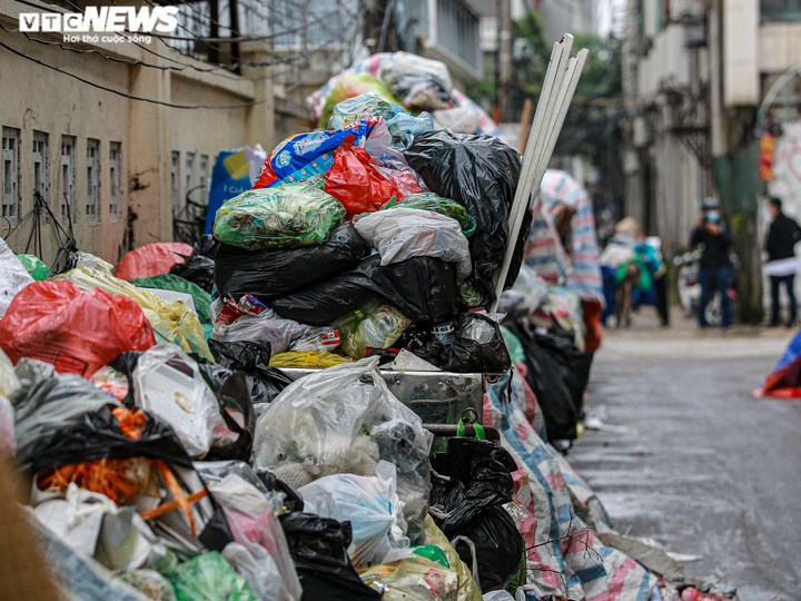 Ảnh: Rác thải chắn trước nhà chờ xe bus, bốc mùi hôi thối, ám ảnh người Hà Nội - 4