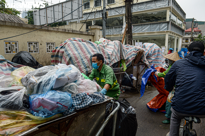 Ảnh: Rác thải chắn trước nhà chờ xe bus, bốc mùi hôi thối, ám ảnh người Hà Nội - 3