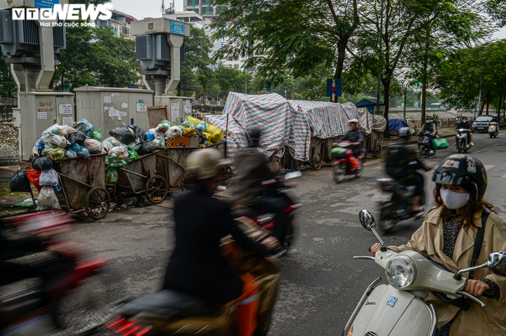 Ảnh: Rác thải chắn trước nhà chờ xe bus, bốc mùi hôi thối, ám ảnh người Hà Nội - 7