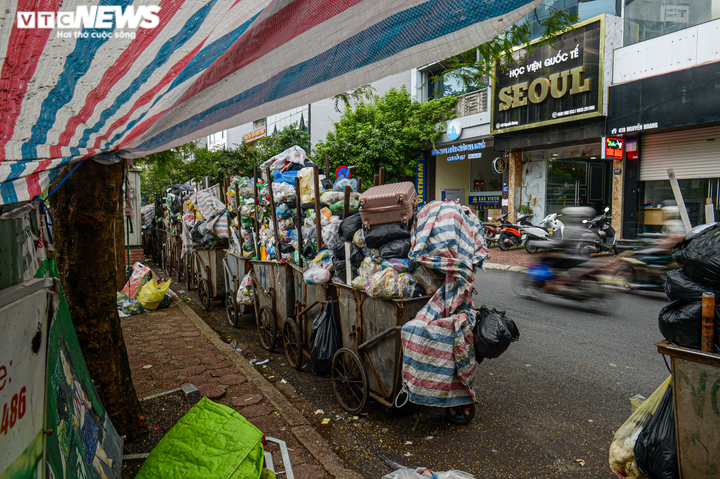 Ảnh: Rác thải chắn trước nhà chờ xe bus, bốc mùi hôi thối, ám ảnh người Hà Nội - 6