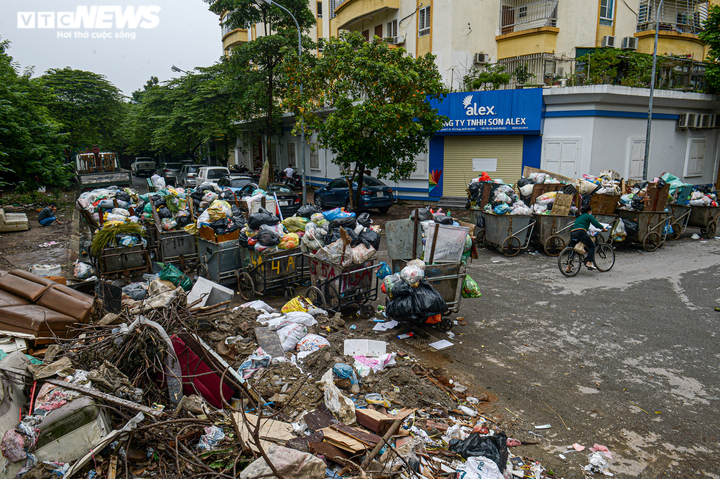 Ảnh: Rác thải chắn trước nhà chờ xe bus, bốc mùi hôi thối, ám ảnh người Hà Nội - 1