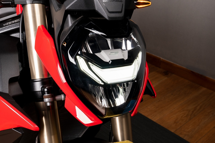 BMW S 1000R hoàn toàn mới: Linh hoạt, mạnh mẽ, thách thức bản lĩnh - 3