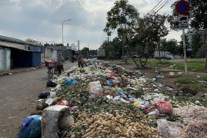 Rác thải hôi thối phủ kín các con đường xung quanh chợ đầu mối Hóc Môn - 1
