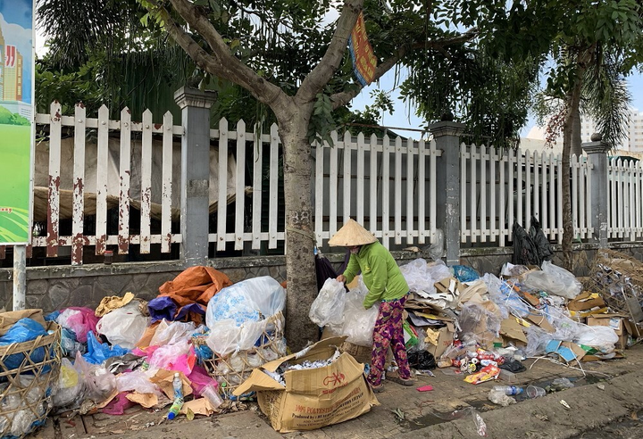 Rác thải hôi thối phủ kín các con đường xung quanh chợ đầu mối Hóc Môn - 2