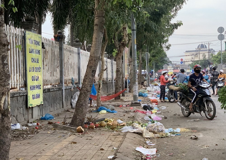 Rác thải hôi thối phủ kín các con đường xung quanh chợ đầu mối Hóc Môn - 3