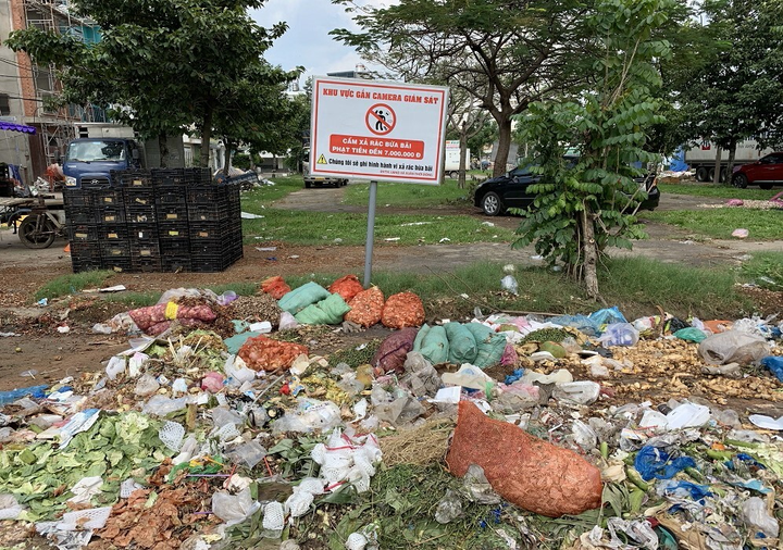 Rác thải hôi thối phủ kín các con đường xung quanh chợ đầu mối Hóc Môn - 4