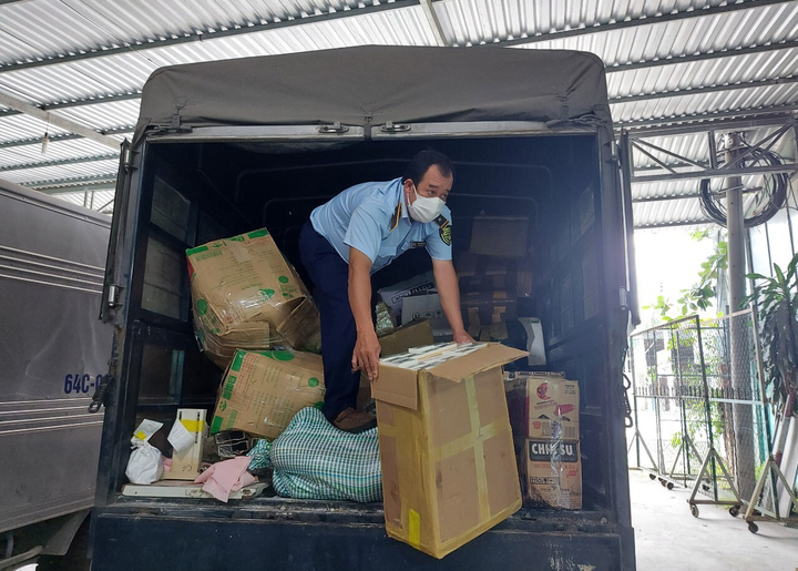 Kiểm tra, thu giữ trên 2.000 bao thuốc lá điếu nhập lậu tại Vĩnh Long - 1