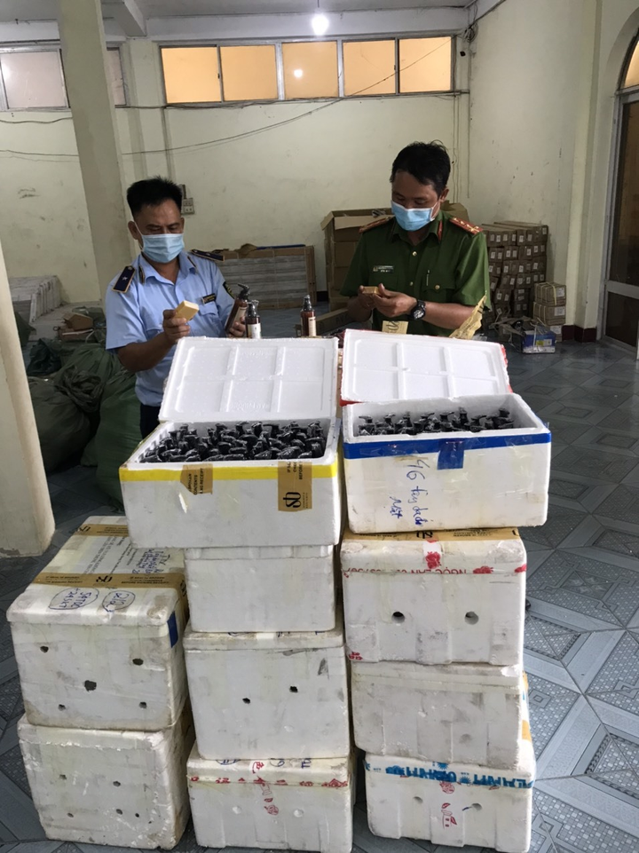 Kiểm tra xe tải, phát hiện lượng lớn mỹ phẩm vi phạm tại Phú Yên - 1