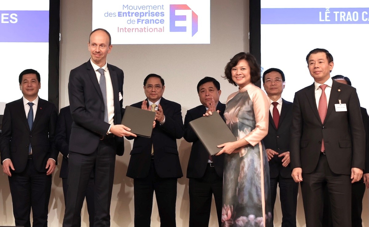 VinFast và EDF ký biên bản hợp tác lắp đặt trạm sạc điện tại Pháp - 1