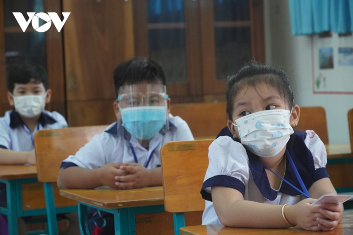 Phụ huynh, học sinh cuối cấp ở TP.HCM mong sớm được đến trường - 1