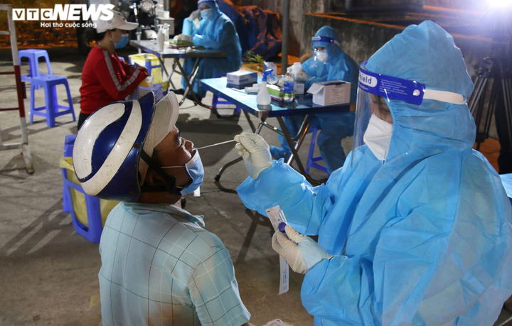2 tiểu thương mắc COVID-19, lấy 3.000 mẫu xét nghiệm tại cảng cá Thọ Quang - 4