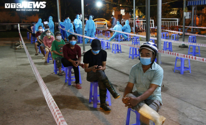 2 tiểu thương mắc COVID-19, lấy 3.000 mẫu xét nghiệm tại cảng cá Thọ Quang - 2