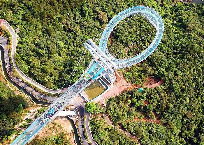 Cầu kính hình vợt kết hợp thác nước độc đáo - điểm đến cho người mê mạo hiểm - 1