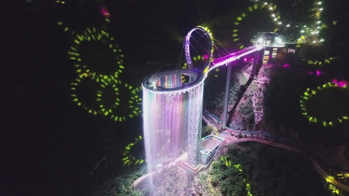 Cầu kính hình vợt kết hợp thác nước độc đáo - điểm đến cho người mê mạo hiểm - 7