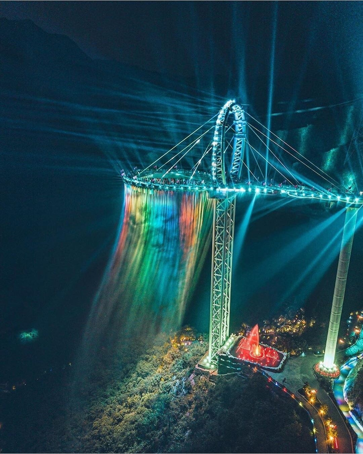 Cầu kính hình vợt kết hợp thác nước độc đáo - điểm đến cho người mê mạo hiểm - 5