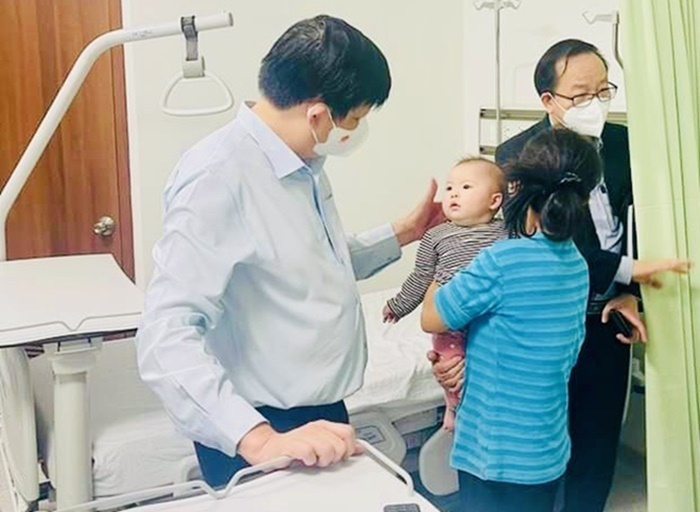 Bộ trưởng Y tế yêu cầu xử lý người liên quan vụ 18 trẻ bị tiêm nhầm vaccine - 1