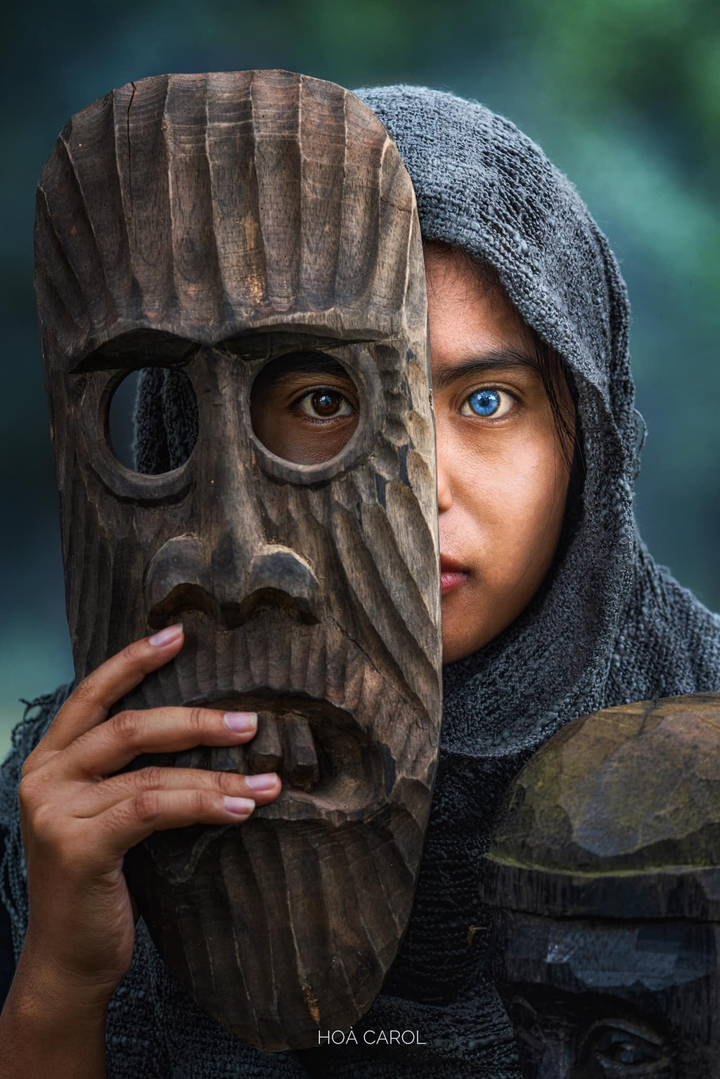 Cô gái có đôi mắt 2 màu gây bão MXH ngày ấy nay đã là nữ sinh năm hai xinh xắn - 1