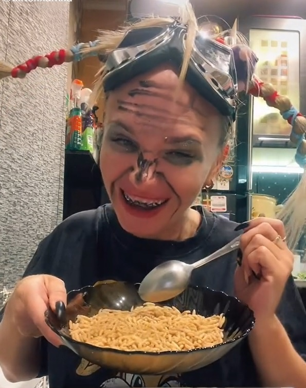 Đua nhau giả vờ ăn côn trùng để câu view trên TikTok - 1