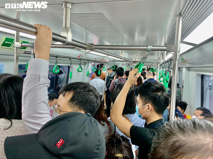 Ảnh: Những vị khách đầu tiên đi tàu Cát Linh - Hà Đông - 13