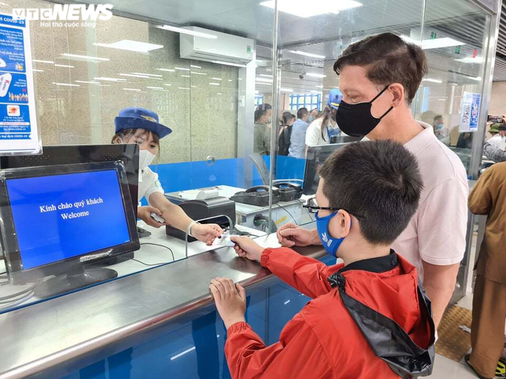 Ảnh: Những vị khách đầu tiên đi tàu Cát Linh - Hà Đông - 8