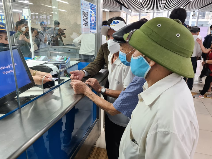 Ảnh: Những vị khách đầu tiên đi tàu Cát Linh - Hà Đông - 7