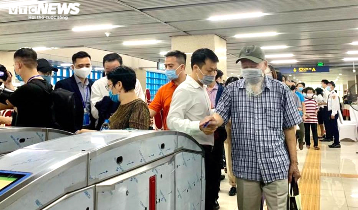 Ảnh: Những vị khách đầu tiên đi tàu Cát Linh - Hà Đông - 9