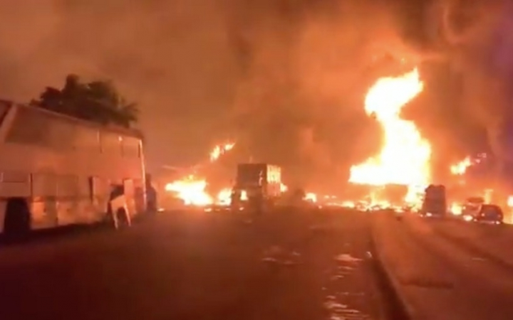 Xe bồn va chạm xe buýt, dân lao vào 'hôi xăng': Ít nhất 91 người thiệt mạng - 1