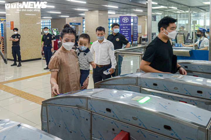 Ảnh: Hành khách trải nghiệm tàu Cát Linh-Hà Đông - 2