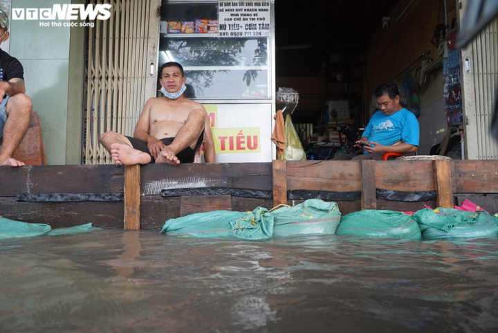 Ảnh: Triều cường đạt đỉnh, người dân TP.HCM hì hục tát nước ra khỏi nhà - 6